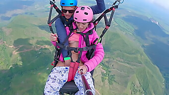 Petualangan Paragliding Dengan Gadis Kurus Dengan Rambut Vagina Yang Dicukur Dan Payudara Yang Sempurna