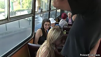 Sexe De Groupe Dans Un Bus Public Avec Une Blonde Recevant Un Facial Et De L'Humiliation