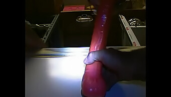 Ação Intensa Com Dildo E Técnicas De Garganta Profunda